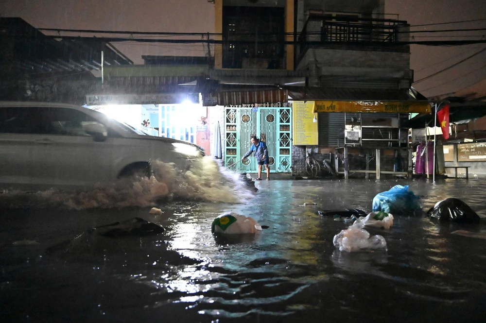 ngap-nang-trong-dem-nguoi-dan-chat-vat-don-dep-den-khuya (6).jpg