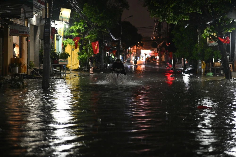 ngap-nang-trong-dem-nguoi-dan-chat-vat-don-dep-den-khuya (7).jpg