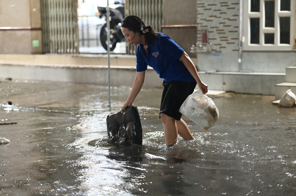 ngap-nang-trong-dem-nguoi-dan-chat-vat-don-dep-den-khuya (9).jpg