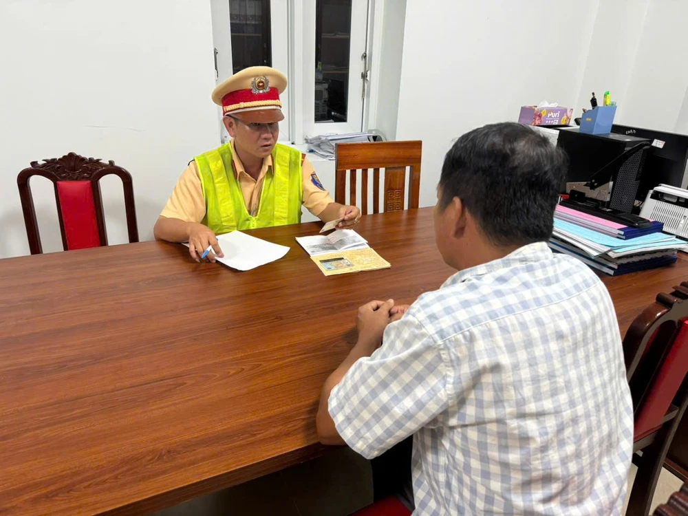 tp-hcm-phan-anh-qua-camera-hanh-trinh-tai-xe-xe-dau-keo-bi-phat-len-den-26-trieu-dong (1).jpg