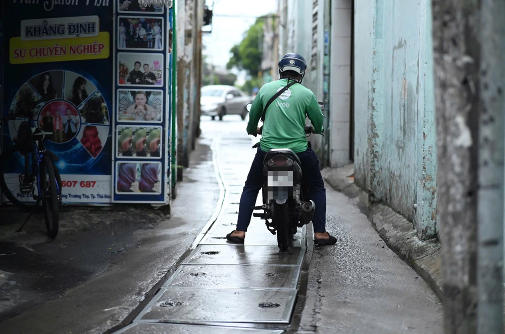 hang-loat-nguoi-dan-te-nga-khi-qua-day-nap-cong-dau-hem-942-kha-van-can (1).jpg