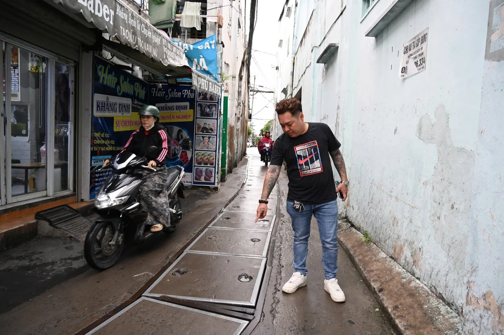 Hàng loạt người dân té ngã khi qua dãy nắp cống đầu hẻm 942 Kha Vạn Cân