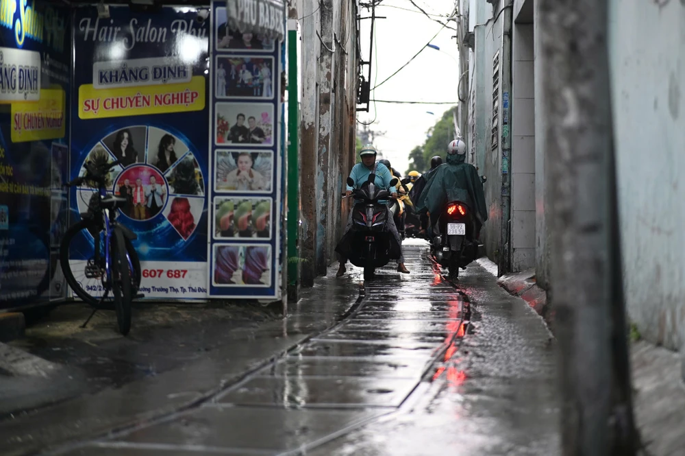 hang-loat-nguoi-dan-te-nga-khi-qua-day-nap-cong-dau-hem-942-kha-van-can (4).jpg