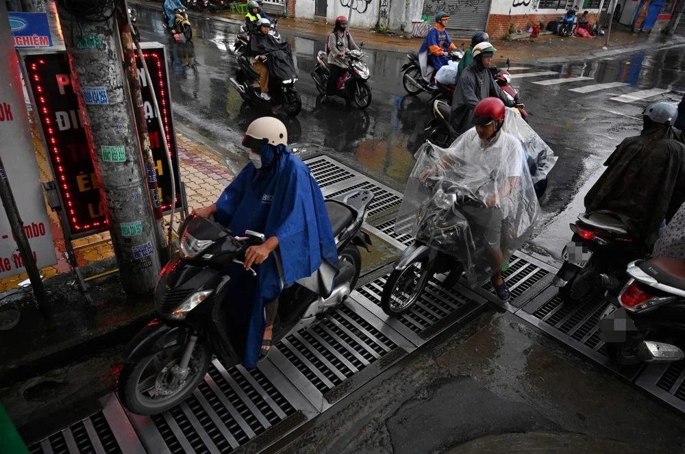 hang-loat-nguoi-dan-te-nga-khi-qua-day-nap-cong-dau-hem-942-kha-van-can (6).jpg