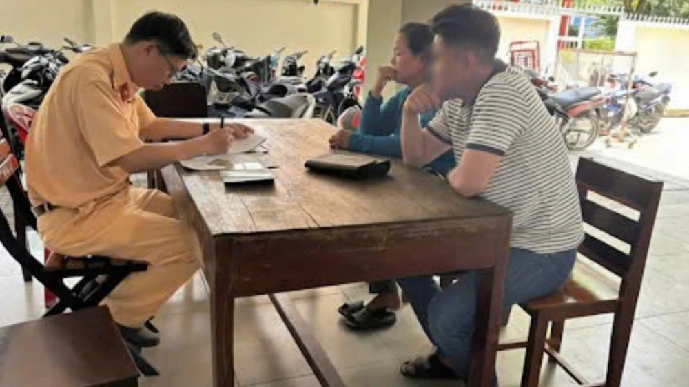 tai-xe-xe-mercedes-vuot-au-de-dan-mat-xe-khac-bi-csgt-xu-phat (1).jpg