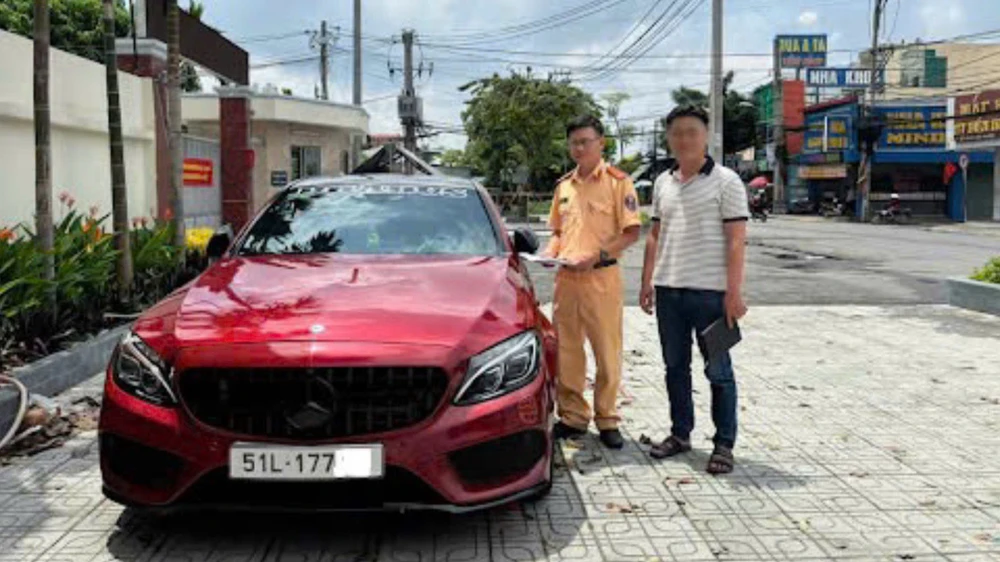 tai-xe-xe-mercedes-vuot-au-de-dan-mat-xe-khac-bi-csgt-xu-phat (2).jpg