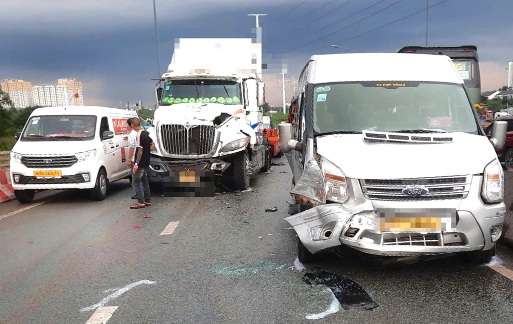 TP.HCM: Va chạm liên hoàn trên cầu Phú Hữu, giao thông ùn ứ