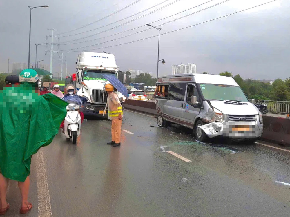 tp-hcm-va-cham-lien-hoan-tren-cau-phu-huu-giao-thong-un-u (2).jpg