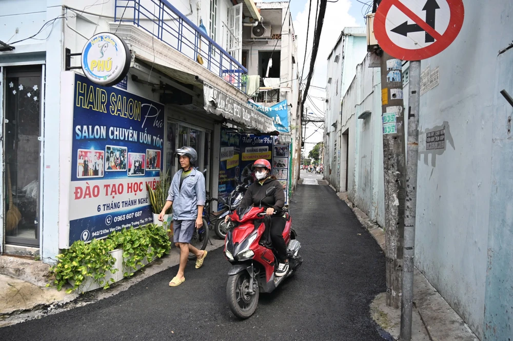 nguoi-dan-vui-mung-khi-diem-tron-truot-tai-hem-942-kha-van-can-duoc-khac-phuc (1).jpg