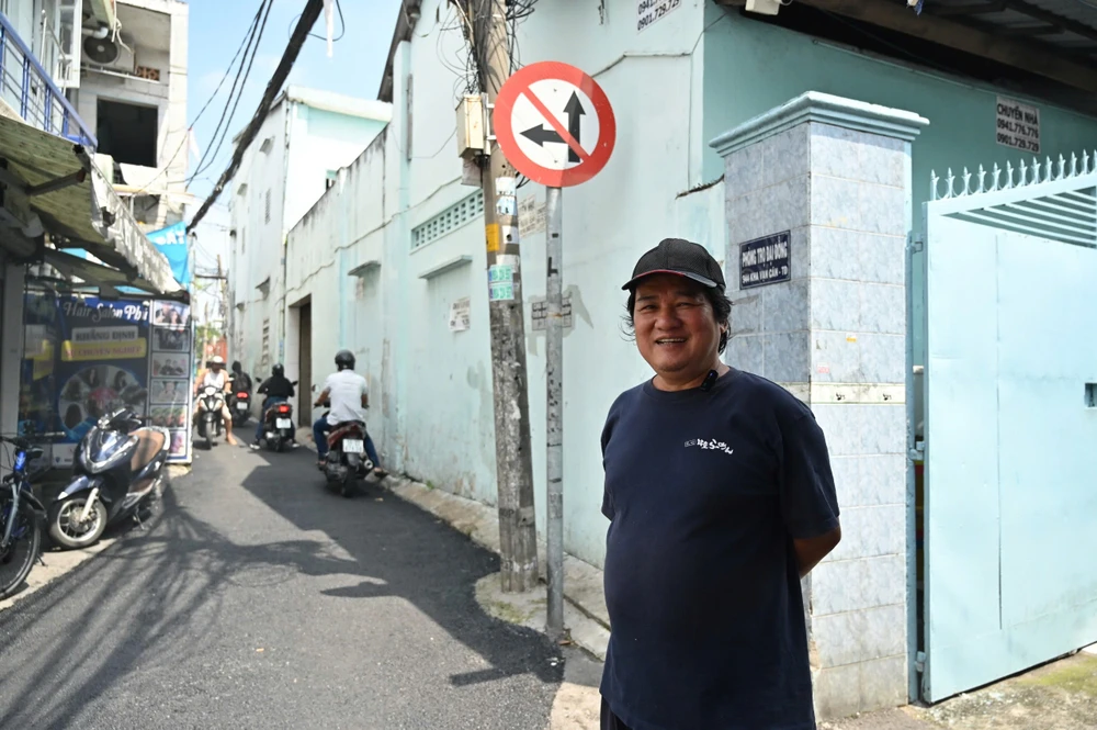 nguoi-dan-vui-mung-khi-diem-tron-truot-tai-hem-942-kha-van-can-duoc-khac-phuc (2).jpg