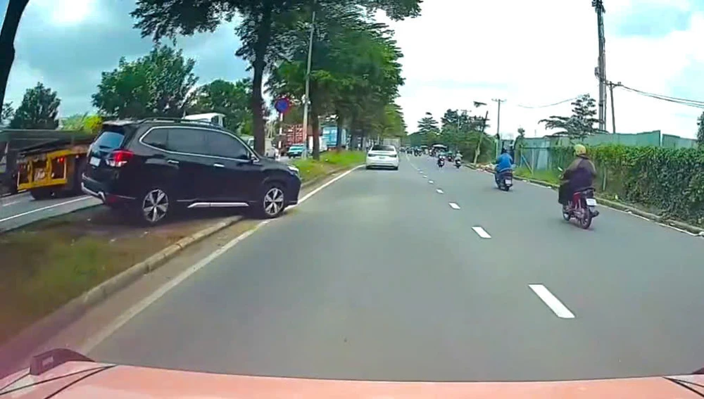 Liên tiếp các trường hợp ô tô leo dải phân cách trên đường Nguyễn Văn Linh để né kẹt xe