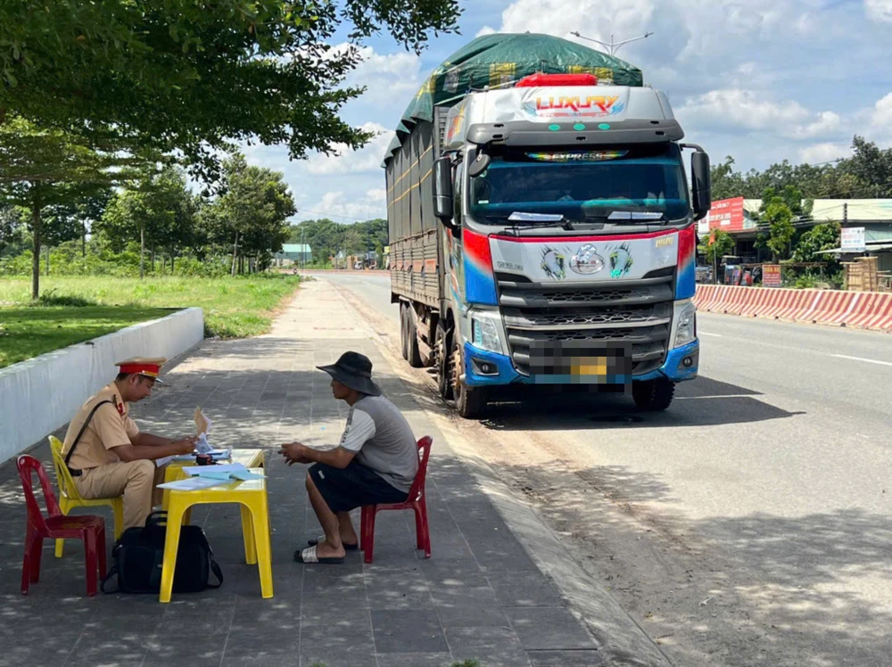 tp-hcm-csgt-xu-ly-nghiem-xe-tai-xe-khach-vi-pham-giao-thong (2).jpg