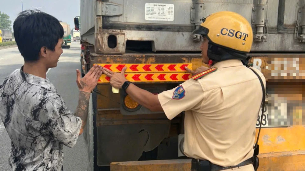 tp-hcm-csgt-xu-ly-nghiem-xe-tai-xe-khach-vi-pham-giao-thong (3).jpg