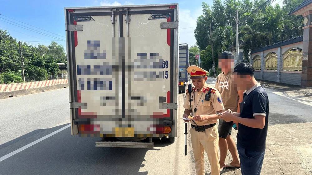 tp-hcm-csgt-xu-ly-nghiem-xe-tai-xe-khach-vi-pham-giao-thong (4).jpg