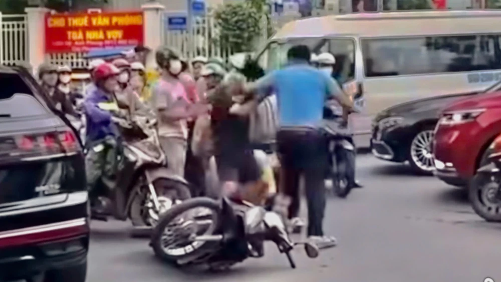 Tài xế ô tô hành hung người lớn tuổi sau va chạm giao thông ở trung tâm TP.HCM