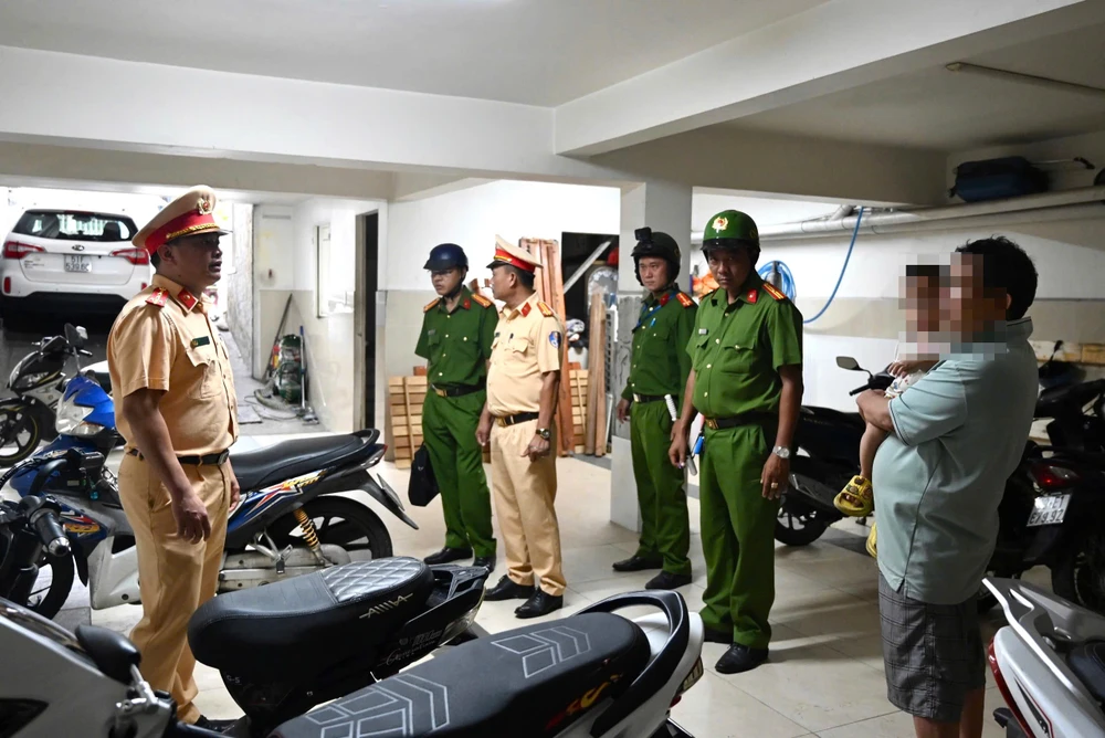 nhieu-hoc-sinh-di-xe-may-khong-du-dieu-kien-bi-phat-hon-10-trieu-dong (1).jpg