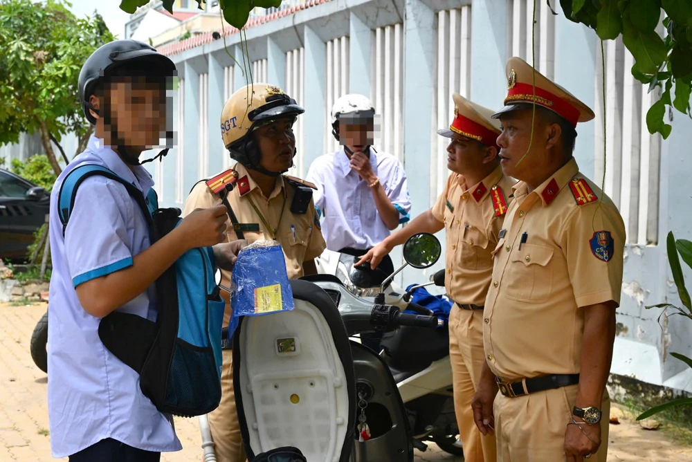 Nhiều học sinh đi xe máy không đủ điều kiện bị phạt hơn 10 triệu đồng