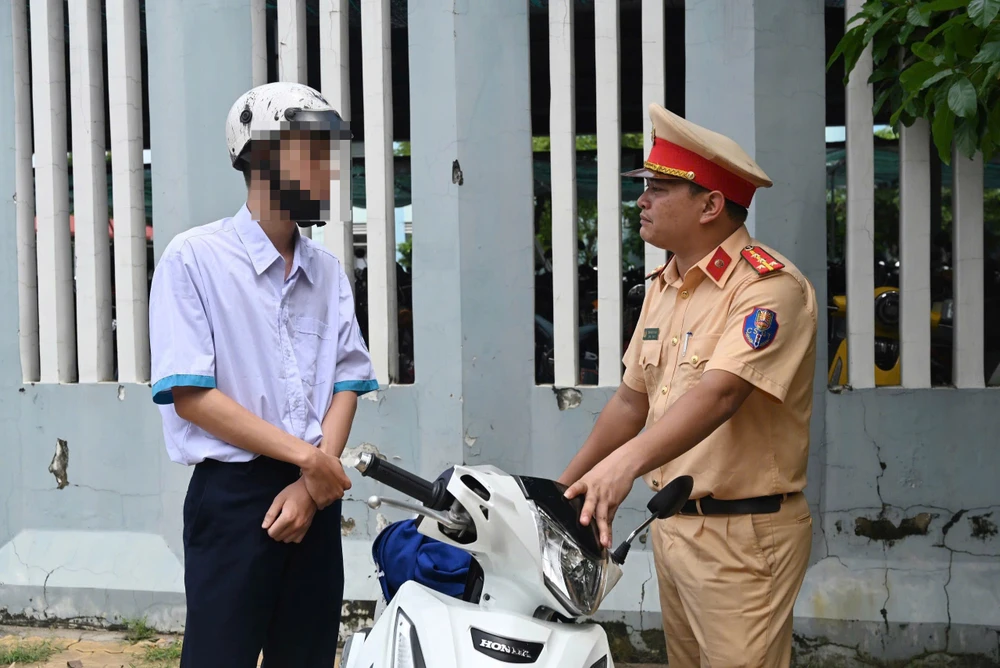 nhieu-hoc-sinh-di-xe-may-khong-du-dieu-kien-bi-phat-hon-10-trieu-dong (5).jpg