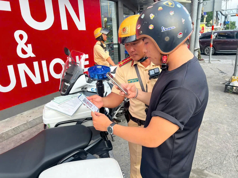 TP.HCM: Người dân có thể đóng phạt vi phạm giao thông tại chỗ qua mã QR