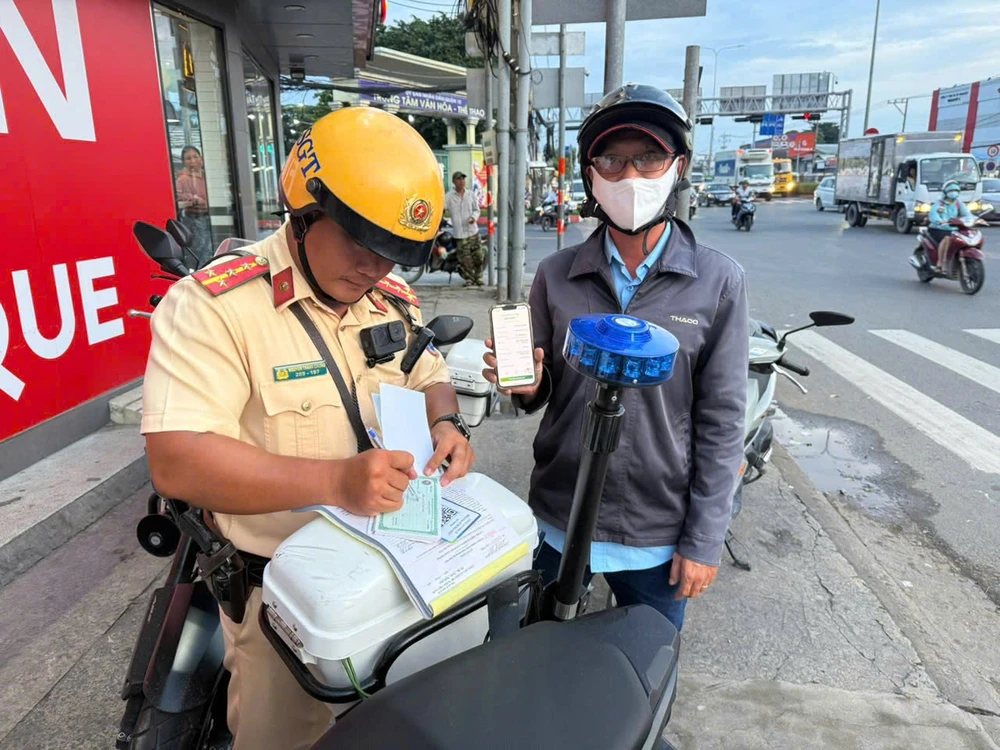 tp-hcm-nguoi-dan-co-the-dong-phat-vi-pham-giao-thong-tai-cho-qua-ma-qr (2).jpg