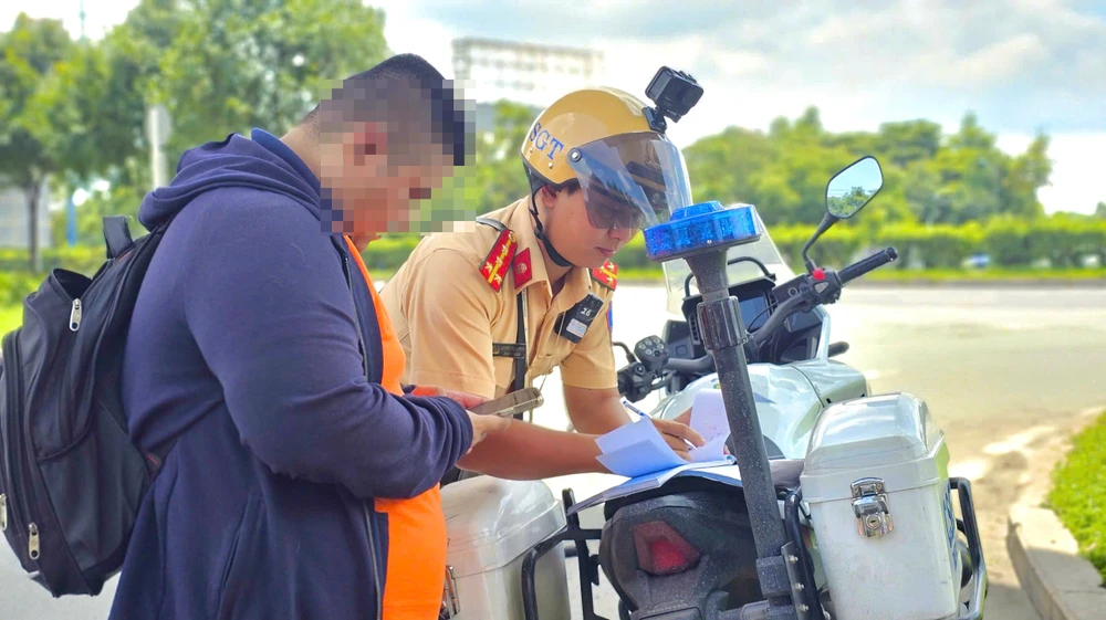 hang-loat-sinh-vien-bi-xu-phat-vi-di-bo-qua-duong-khong-dung-noi-quy-dinh (1).jpg