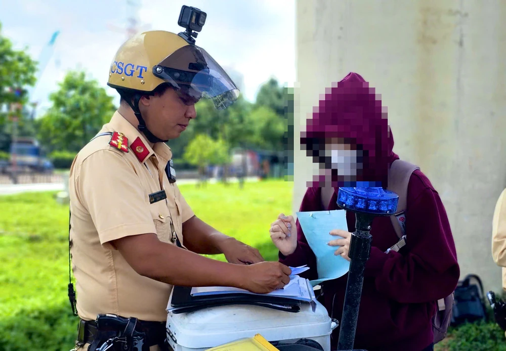 hang-loat-sinh-vien-bi-xu-phat-vi-di-bo-qua-duong-khong-dung-noi-quy-dinh (2).jpg