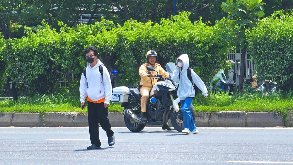 Hàng loạt sinh viên bị xử phạt vì đi bộ qua đường không đúng nơi quy định