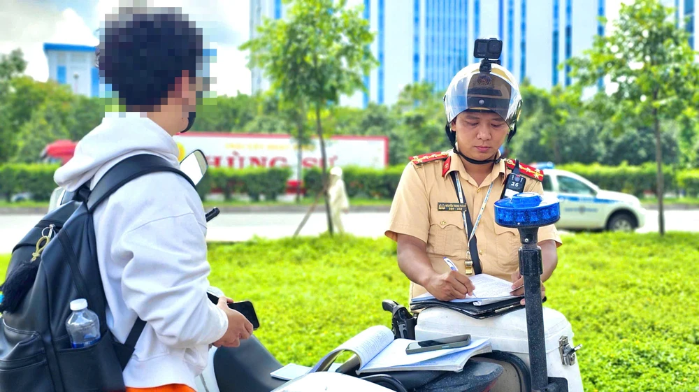 hang-loat-sinh-vien-bi-xu-phat-vi-di-bo-qua-duong-khong-dung-noi-quy-dinh (4).jpg