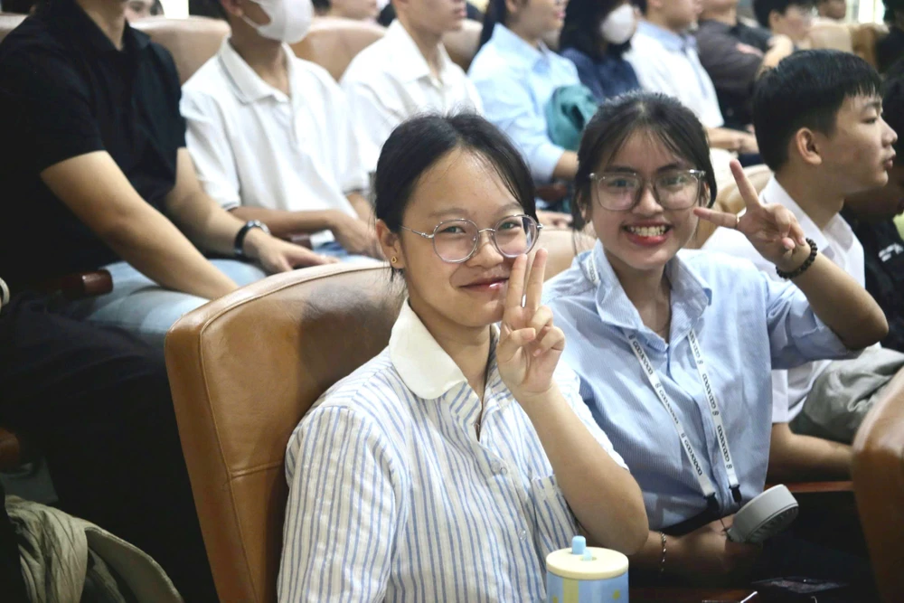 nhieu-sinh-vien-de-sap-bay-cuoc-goi-gia-danh (4).jpg