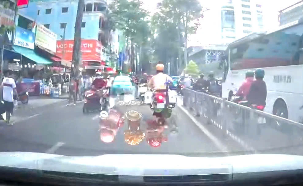 san-phu-song-thai-vo-oi-duoc-csgt-mo-duong-den-benh-vien-kip-thoi (2).jpg