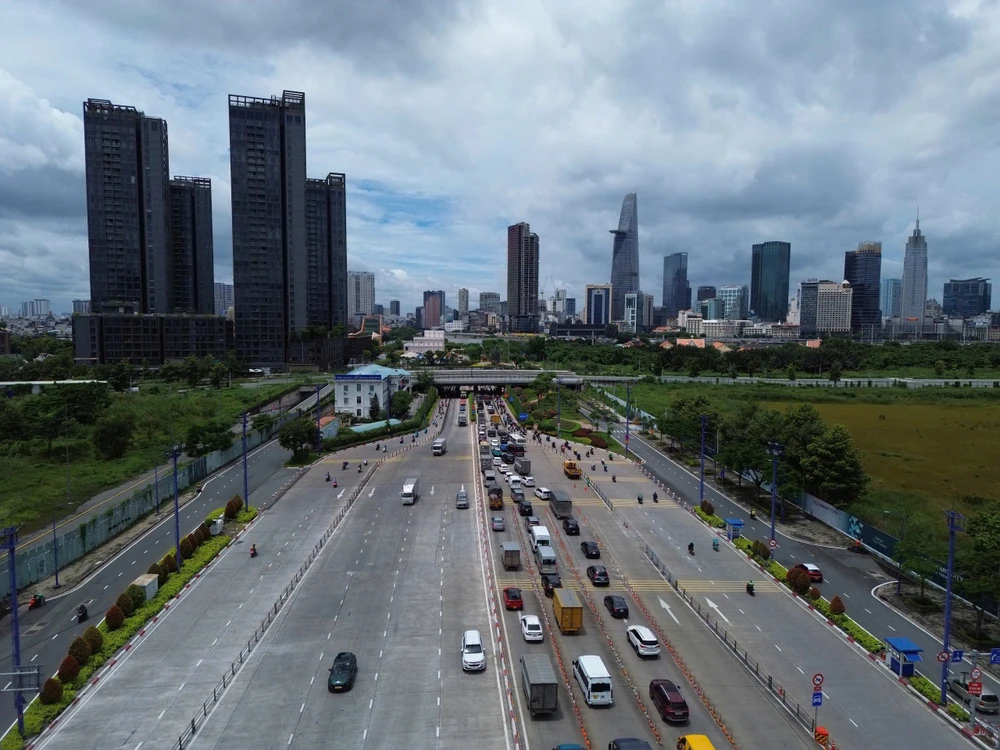 Ảnh hưởng của vụ việc khiến giao thông qua khu vực bị ùn ứ. Ảnh: PHẠM HẢI