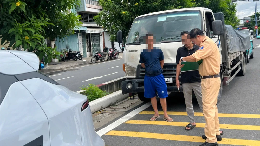 Lực lượng chức năng nhanh chóng có mặt điều tiết giao thông, xử lý hiện trường, hướng dẫn các phương tiện di chuyển ra khỏi hầm Thủ Thiêm để tránh ùn ứ kéo dài. Ảnh: PHẠM HẢI