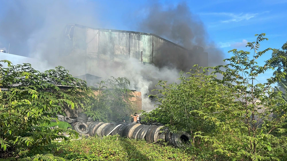 Cháy kho chứa vỏ lốp xe, cột khói bốc cao hàng chục mét