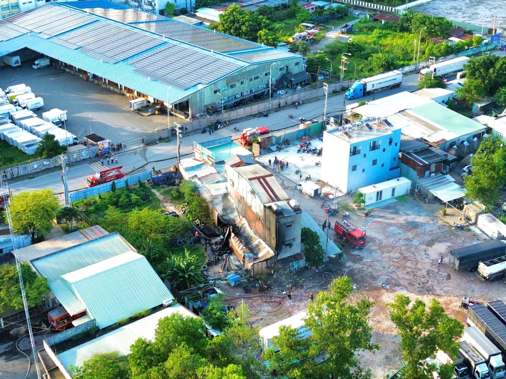 chay-kho-chua-vo-lop-xe-cot-khoi-boc-cao-hang-chuc-met (3).jpg