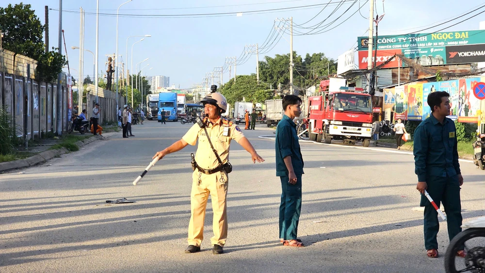 chay-kho-chua-vo-lop-xe-cot-khoi-boc-cao-hang-chuc-met (4).jpg