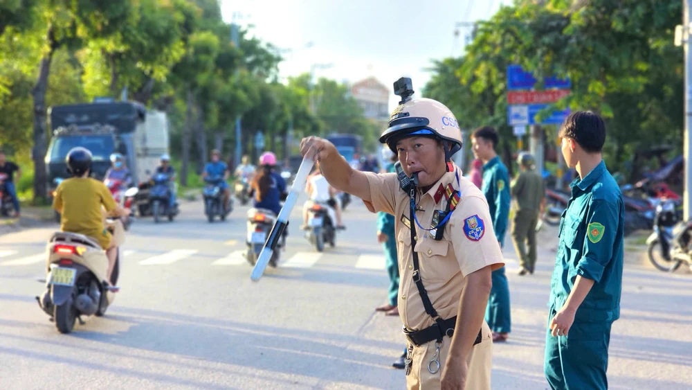 chay-kho-chua-vo-lop-xe-cot-khoi-boc-cao-hang-chuc-met (5).jpg