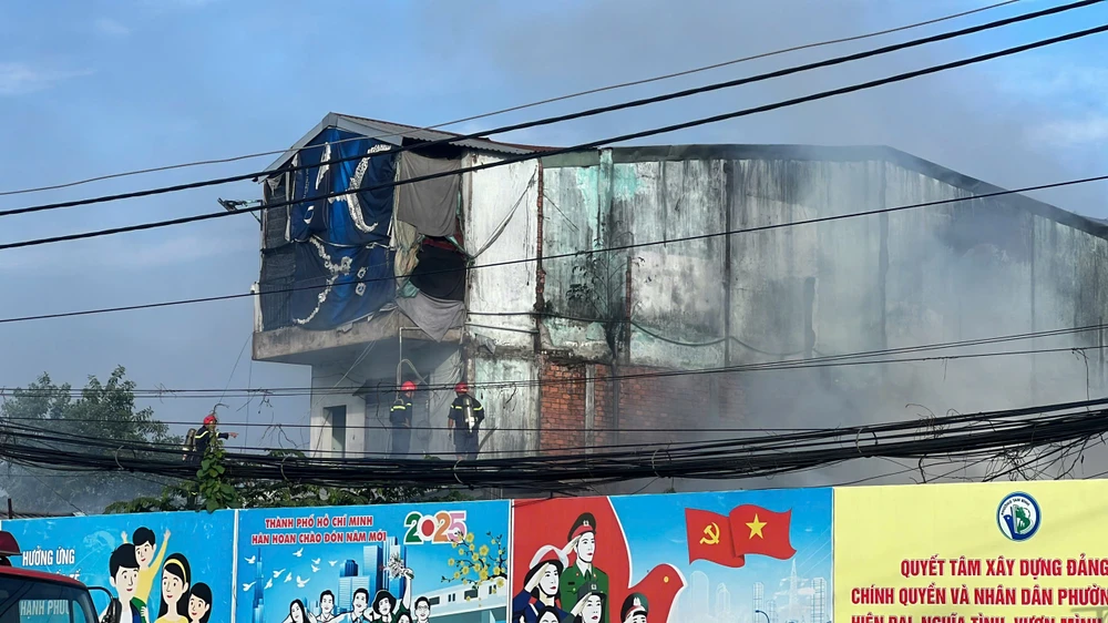 chay-kho-chua-vo-lop-xe-cot-khoi-boc-cao-hang-chuc-met (6).jpg