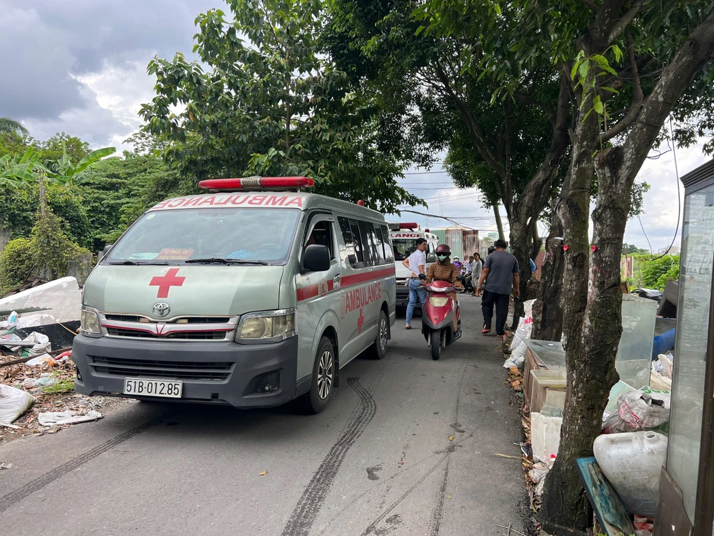 TP.HCM: Kéo điện từ nhà ra mương chích cá, hai anh em nghi bị điện giật tử vong