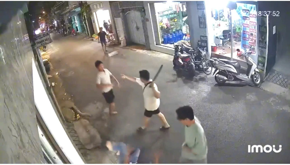 TP.HCM: Hai thanh niên cầm gậy truy đuổi, đánh người đàn ông nằm gục giữa đường