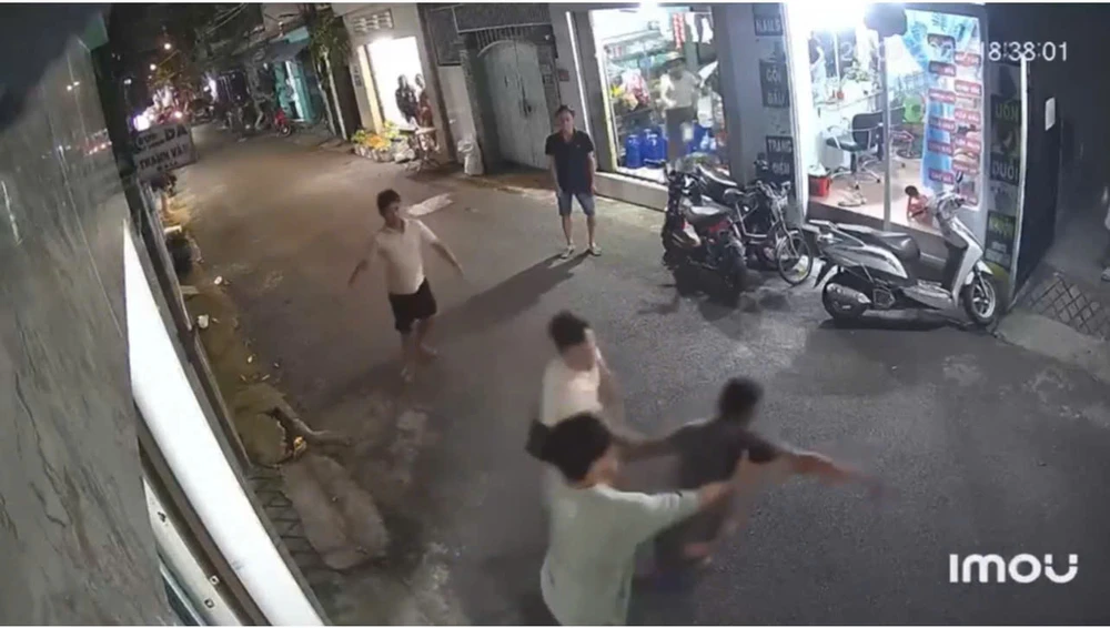 tp-hcm-hai-thanh-nien-cam-gay-truy-duoi-danh-nguoi-dan-ong-nam-guc-giua-duong (2).jpg