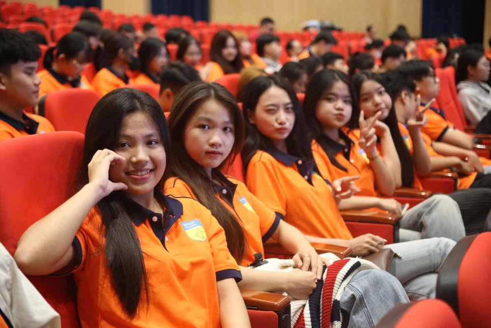 qua-duong-sai-noi-quy-dinh-moi-nguy-truoc-cong-truong-dai-hoc (10).jpg