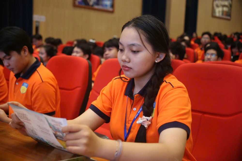 qua-duong-sai-noi-quy-dinh-moi-nguy-truoc-cong-truong-dai-hoc (11).jpg