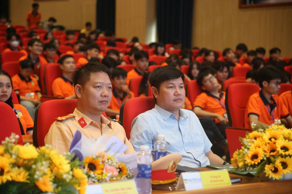 Qua đường sai nơi quy định: Mối nguy trước cổng trường đại học