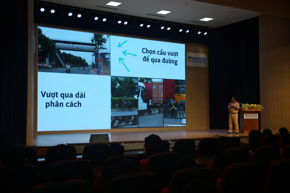 qua-duong-sai-noi-quy-dinh-moi-nguy-truoc-cong-truong-dai-hoc (8).jpg