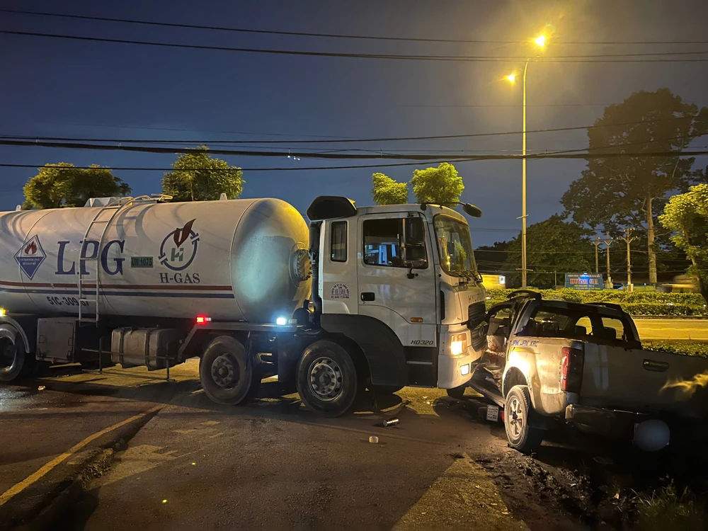 va-cham-lien-hoan-tren-duong-do-muoi-tai-xe-xe-bon-tu-vong-nghi-bi-dot-quy (1).jpg