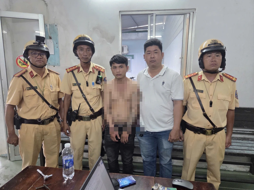 tp-hcm-csgt-truy-duoi-gan-50-km-bat-nghi-can-trom-xe-o-to (1).jpg