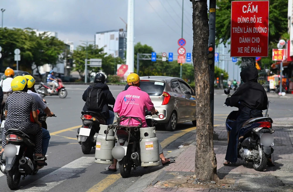 dung-xe-de-vach-mat-vong-tai-xe-xe-buyt-bi-xu-phat-o-tp-hcm (2).jpg