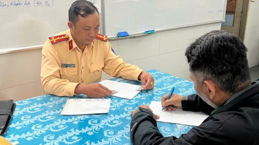 Dừng xe đè vạch mắt võng, tài xế xe buýt bị xử phạt ở TP.HCM