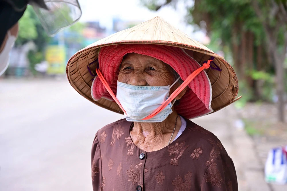 nguoi-dan-nin-tho-di-qua-duong-kha-van-can-vi-o-ga-rac-thai-va-nuoc-dong (1).jpg