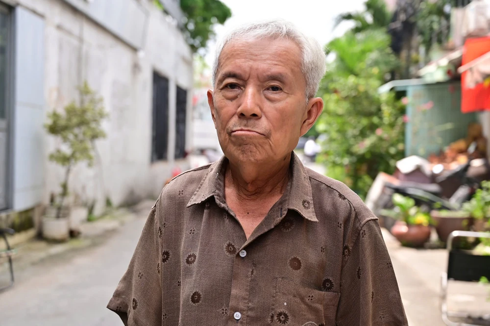 nguoi-dan-nin-tho-di-qua-duong-kha-van-can-vi-o-ga-rac-thai-va-nuoc-dong (10).jpg